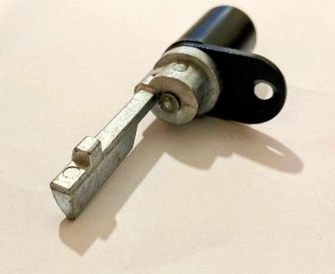 Ojmar 3037 Anti-Tilt Pedestal lock 34mm peg length - Black Casing 